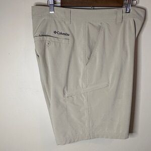 Columbia Men's Light Beige Outdoor Hybrid Shorts 38” waist 10” inseam